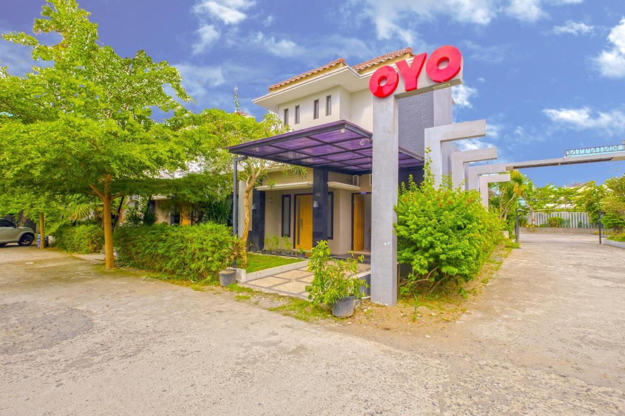 Oyo 2284 Grand Villa Meninting Montongbuwoh المظهر الخارجي الصورة