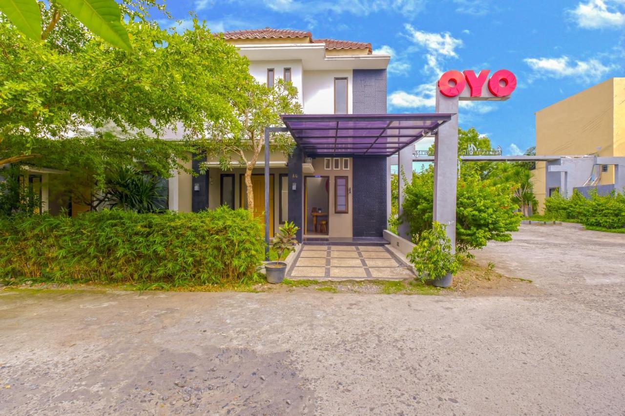 Oyo 2284 Grand Villa Meninting Montongbuwoh المظهر الخارجي الصورة