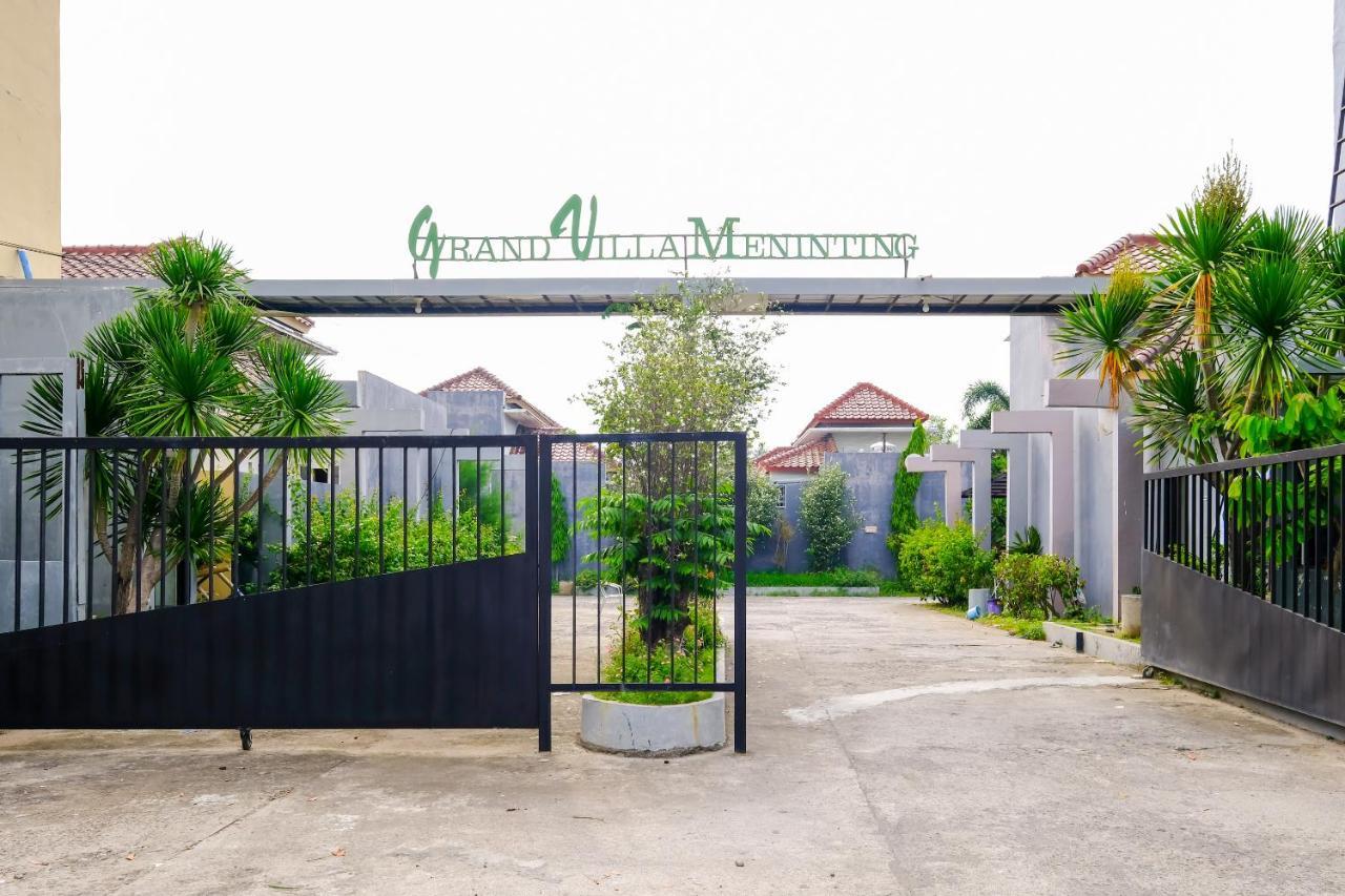 Oyo 2284 Grand Villa Meninting Montongbuwoh المظهر الخارجي الصورة